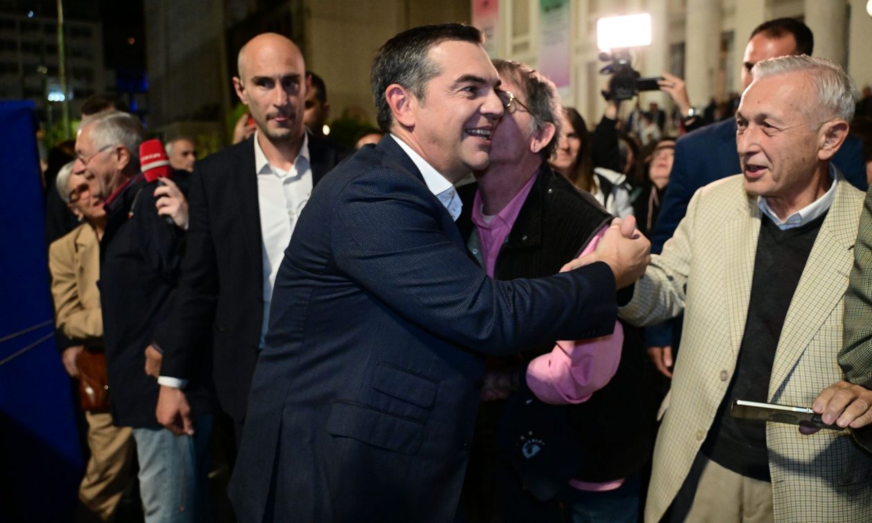 Αλέξης Τσίπρας: «Πνίγηκε» στις αγκαλιές του κόσμου κατά την έξοδό του από το Δημοτικό Θέατρο Πειραιά