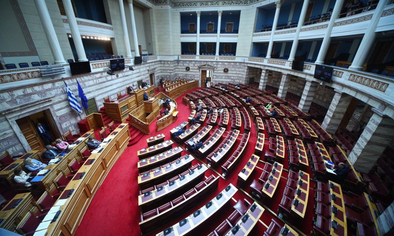 Βουλή: Ψηφίστηκε το νομοσχέδιο για την επιτάχυνση προσλήψεων μέσω ΑΣΕΠ