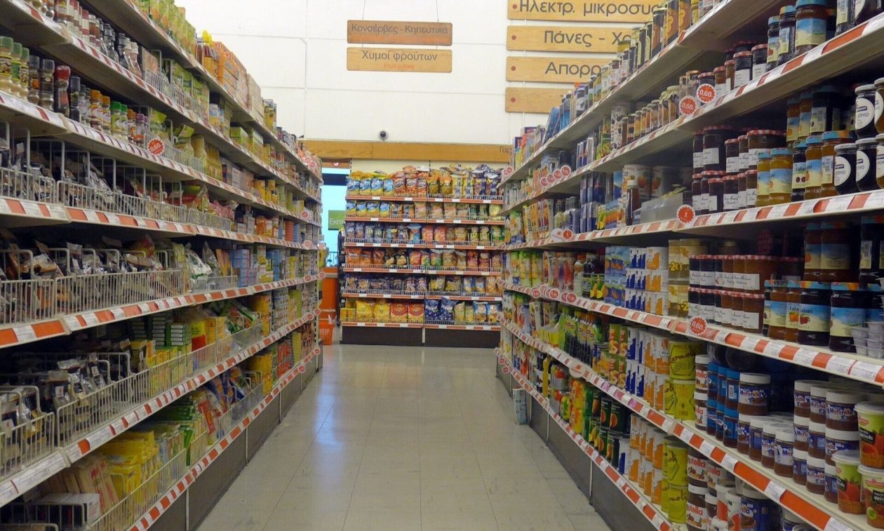 Λίγες μειώσεις και πολλά ερωτηματικά στα ράφια των σούπερ μάρκετ