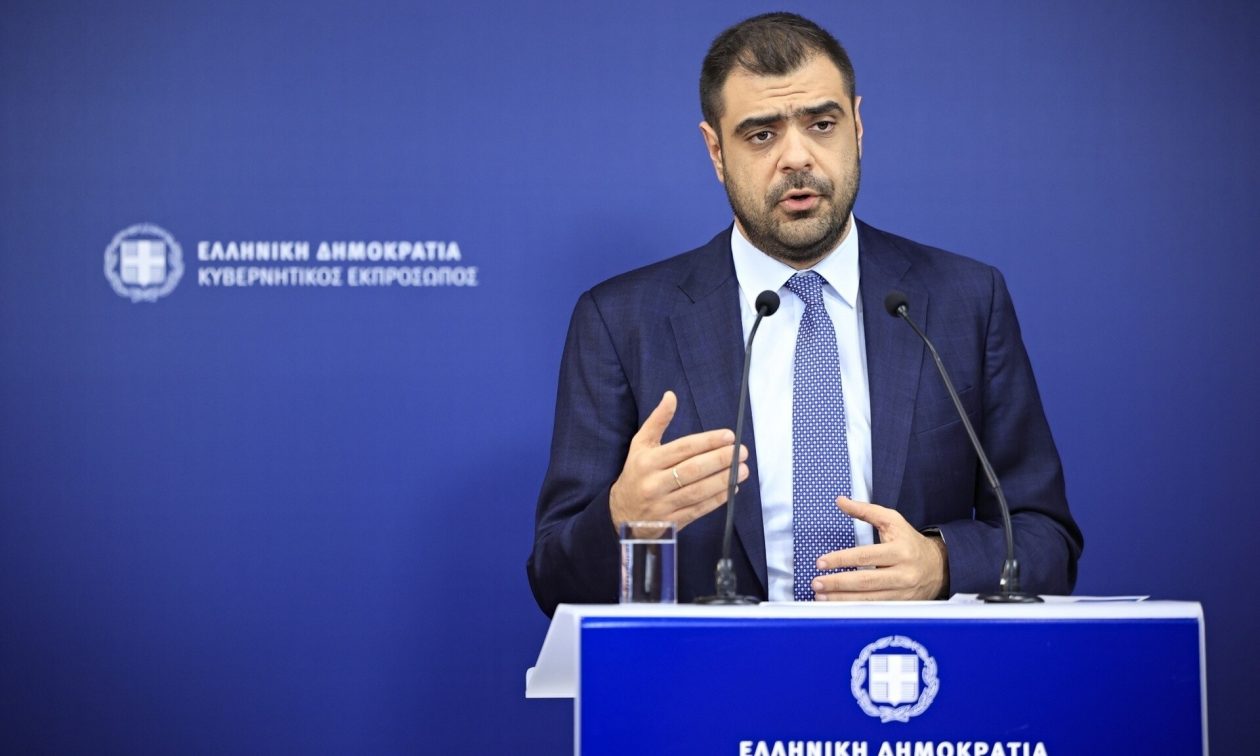 LIVE η ενημέρωση των πολιτικών συντακτών από τον κυβερνητικό εκπρόσωπο, Παύλο Μαρινάκη