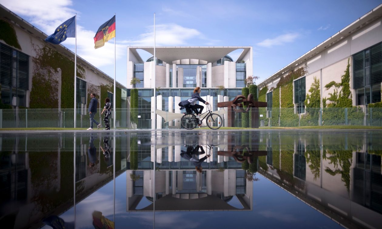 Η Γερμανία ουραγός στους G7 – «Παγώνουν» επενδύσεις