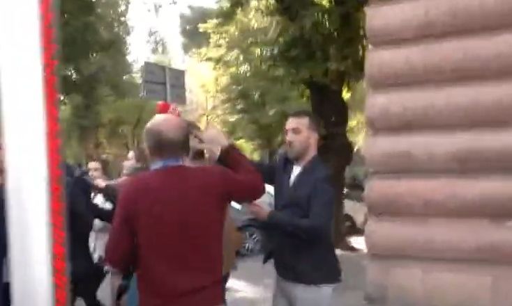 Θρασύτατη επίθεση με αυγά και γιαούρτια στον Φρέντι Μπελέρη