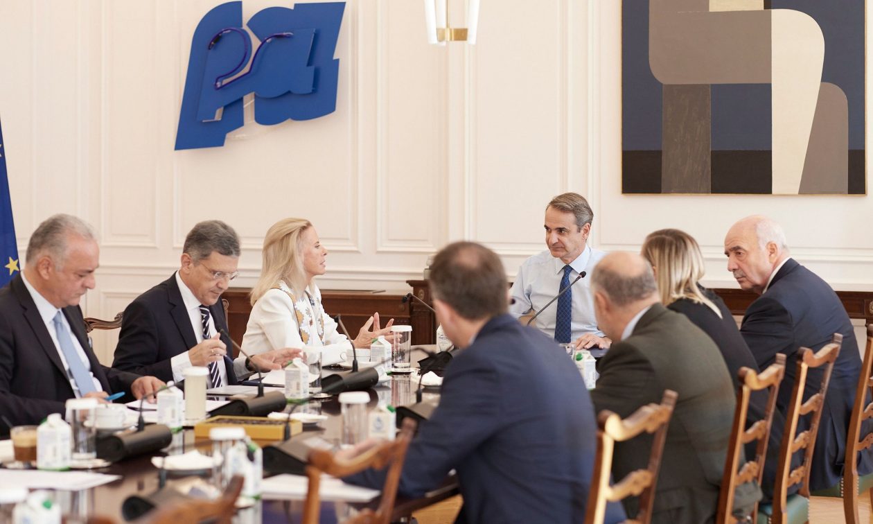 Συνάντηση Μητσοτάκη με τους ευρωβουλευτές ΝΔ στο Μαξίμου – Τι συζήτησαν