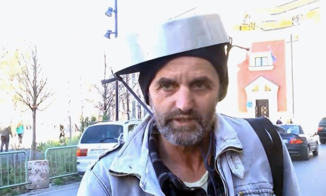 «Άνθρωπος του Ράμα» αυτός που επιτέθηκε στον Μπελέρη – Η εμφάνιση με τα ταψιά στο κεφάλι