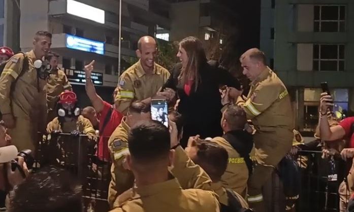 Η Ζωή Κωνσταντοπούλου στην Κηφισίας μαζί με τους εποχικούς πυροσβέστες – Μαίνεται η ένταση