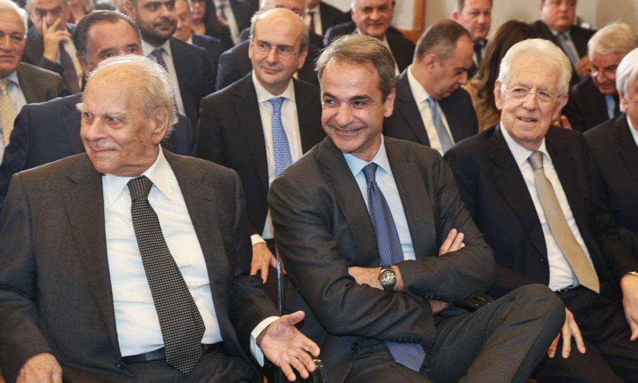 Μητσοτάκης – Σαμαράς – Καραμανλής: Η συνύπαρξη, τα χαμόγελα και η αμηχανία