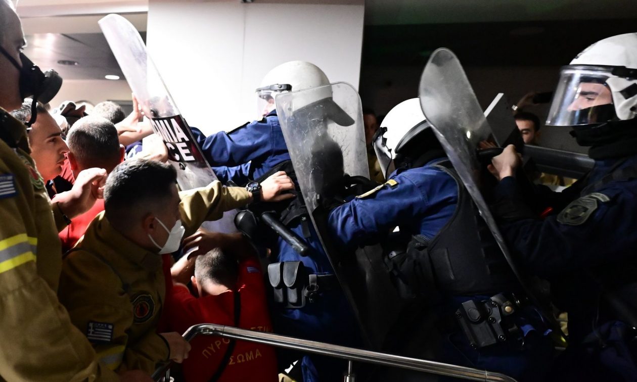 Η αντιπολίτευση ζητά άμεση ενημέρωση για τα επεισόδια στο υπουργείο Πολιτικής Προστασίας