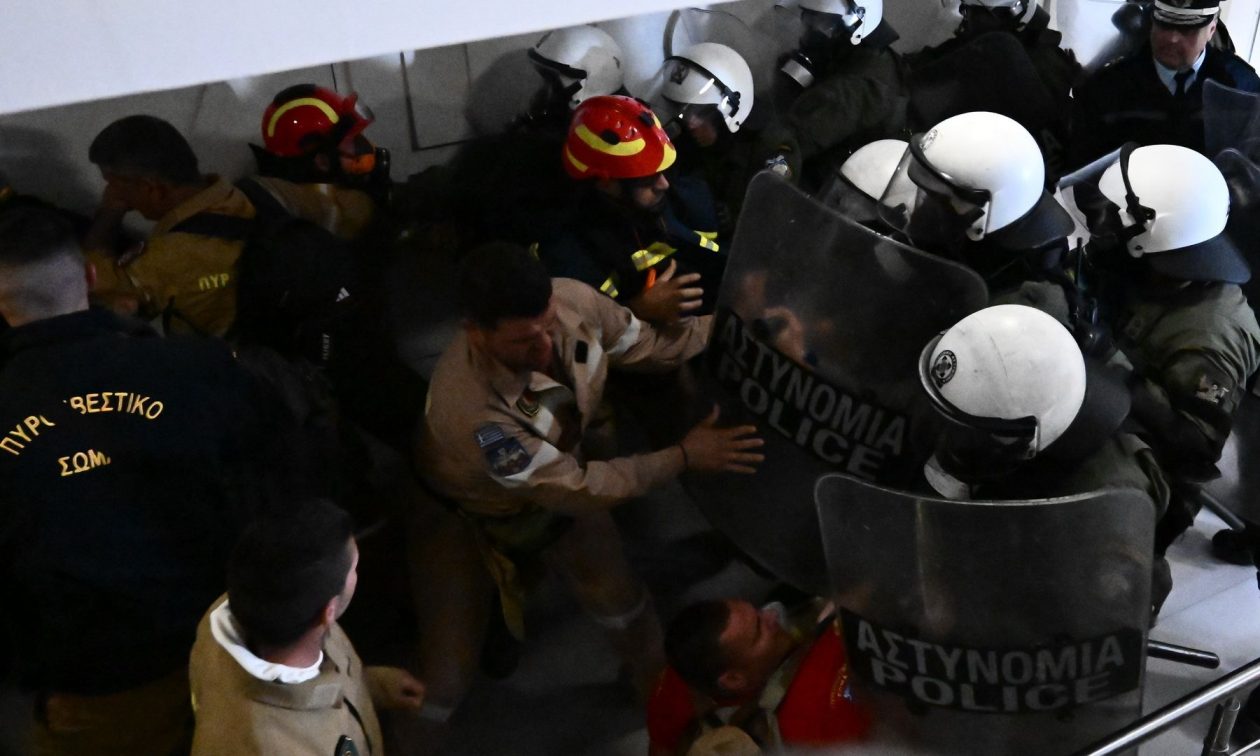 Ενημερώθηκε η αντιπολίτευση για τα επεισόδια με τους εποχικούς πυροσβέστες και τα ΜΑΤ