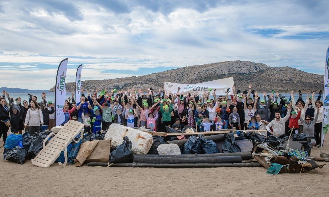 Eθελοντική δράση καθαρισμού της παραλίας Χάρακα στην Κερατέα από την ELPEN