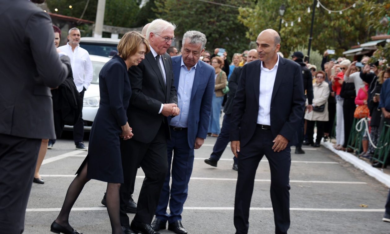 Χανιά: Ενόχληση του Περιφερειάρχη Κρήτης κάτα την επίσκεψη Σταϊνμάιερ – Το συμβάν με το βραχιολάκι