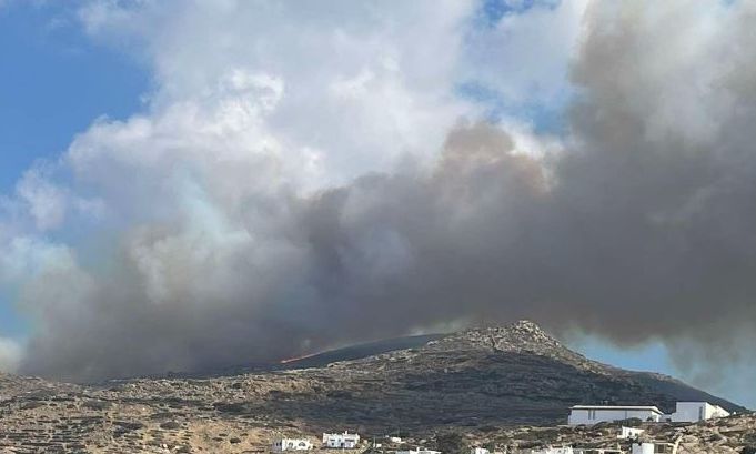 Ίος: Μεγάλη φωτιά στο νησί – Σπεύδουν πυροσβέστες από άλλα νησιά