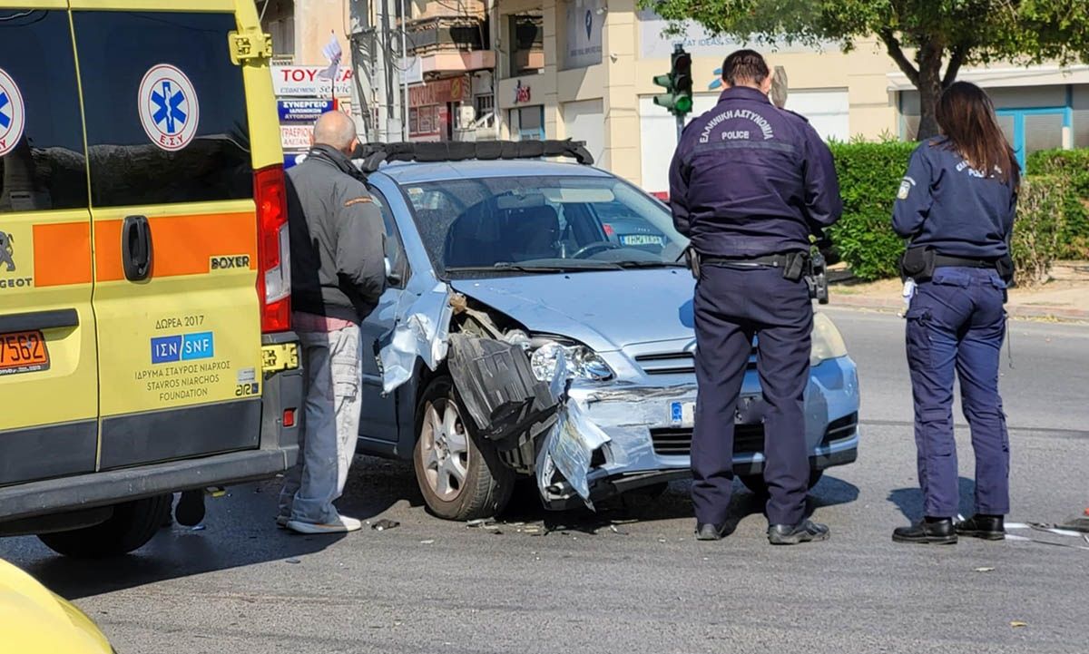 Τροχαίο ατύχημα στο Περιστέρι – Δύο τραυματίες