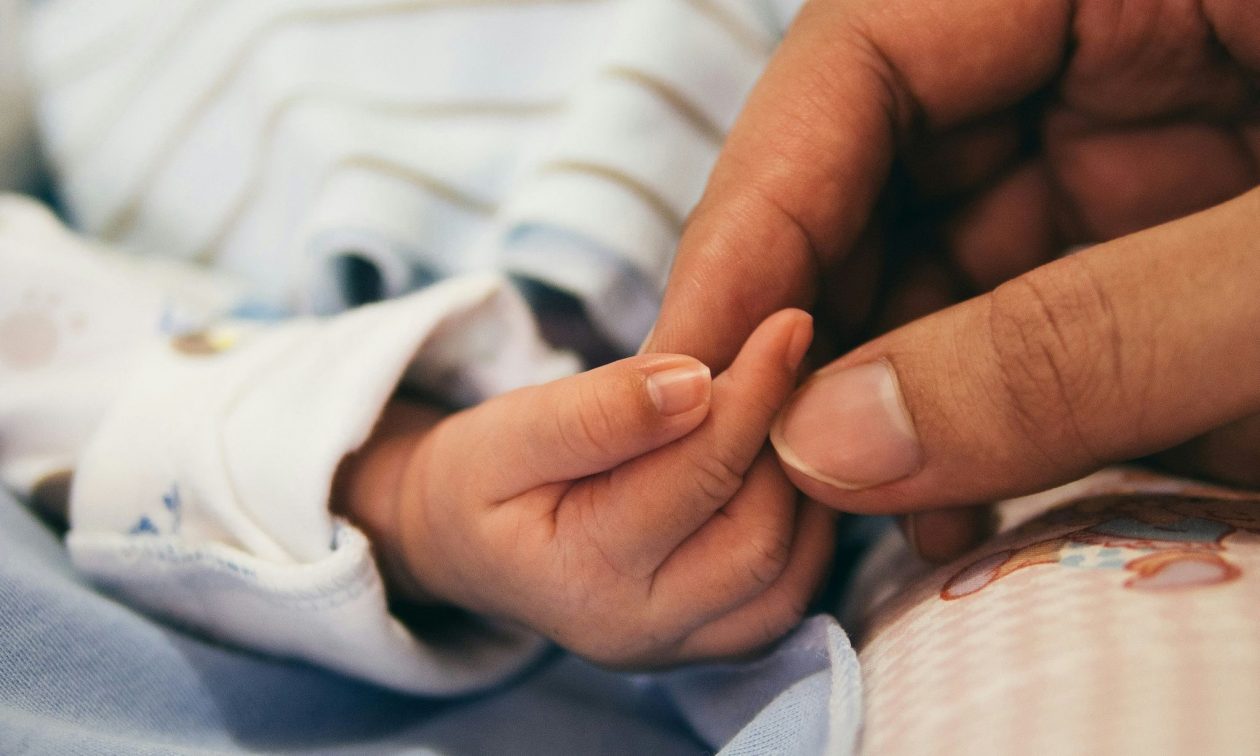Φρίκη: Βρέθηκε τεμαχισμένο πτώμα μωρού σε νεκροταφείο στην Τουρκία