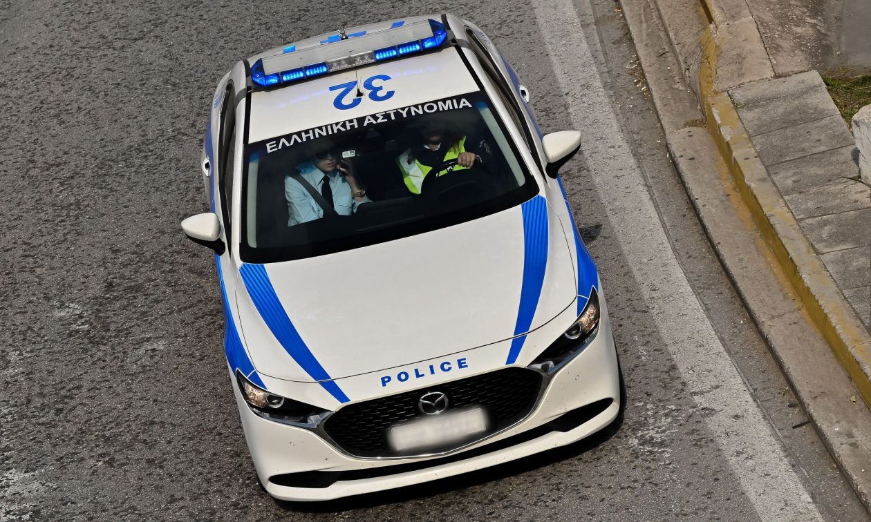 Γλυφάδα: 19χρονος άρπαξε τσάντα με 3.500 ευρώ από αυτοκίνητο – Την πέταξε στα σκουπίδια