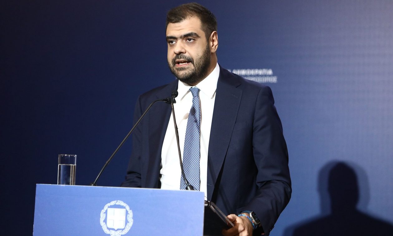 LIVE η ενημέρωση των πολιτικών συντακτών από τον κυβερνητικό εκπρόσωπο, Παύλο Μαρινάκη