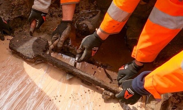 Ηνωμένο Βασίλειο: Ξέθαψαν φτυάρι ηλικίας… 3.000 ετών – Ένα από τα παλαιότερα που έχουν βρεθεί ποτέ