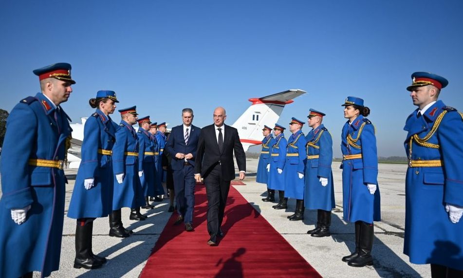 Στο Βελιγράδι ο Νίκος Δένδιας: «Ελλάς-Σερβία-Συμμαχία» και στη στρατιωτική καινοτομία