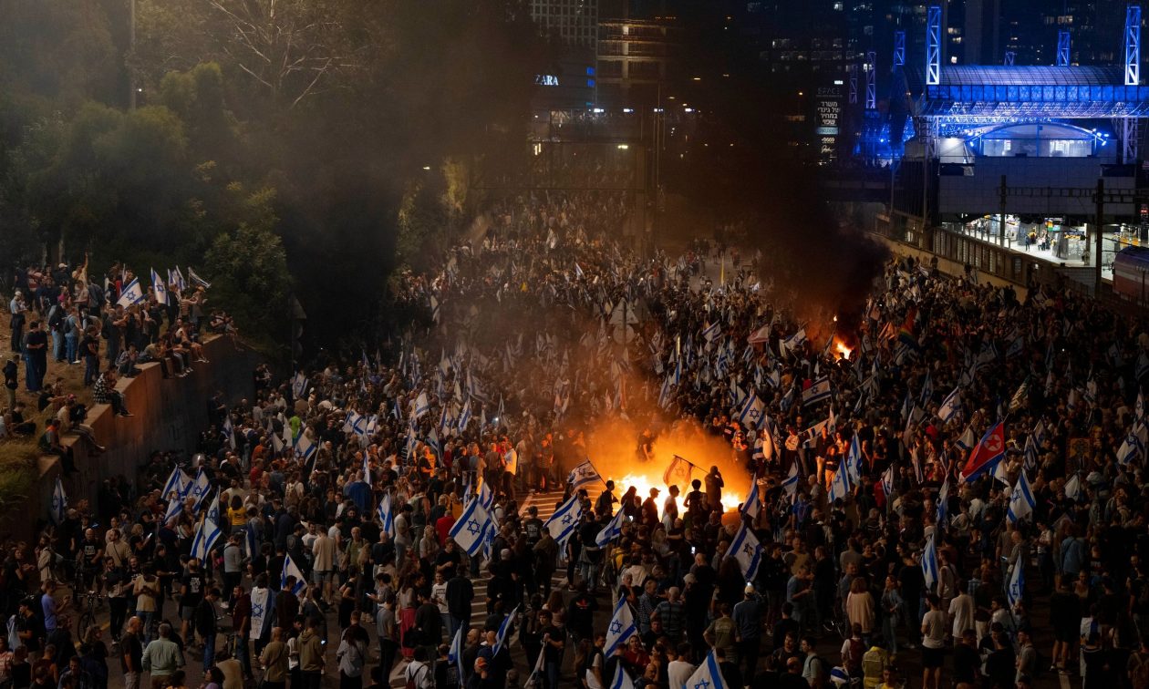 Τελ Αβίβ: Χιλιάδες διαδηλωτές κατά της αποπομπής του υπουργού Άμυνας του Ισραήλ Γκάλαντ