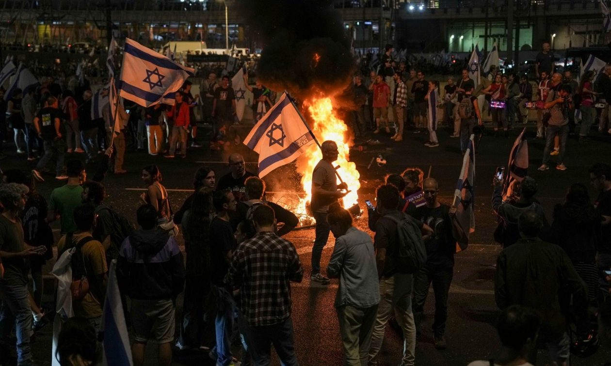 Ισραήλ: Ξεσηκωμός στο Τελ Αβίβ για την αποπομπή του υπουργού Άμυνας