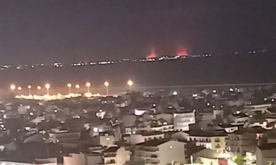 Αχαΐα: Διάσπαρτες εστίες στη φωτιά που καίει από χθες – Ενισχύθηκαν οι Πυροσβεστικές Δυνάμεις