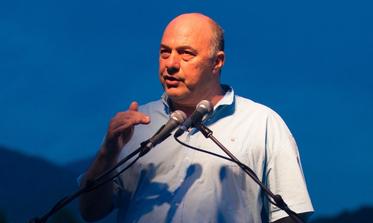 «Πυρά» Μπέου σε Κουρέτα: «Να θάψει τα άρρωστα ζώα σπίτι του»