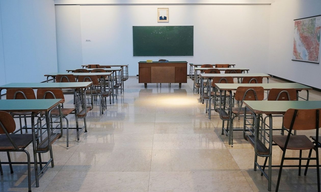 Χαμός σε Γυμνάσιο της Λευκωσίας: Μαθητής μοίρασε 15.000 ευρώ στο σχολείο του