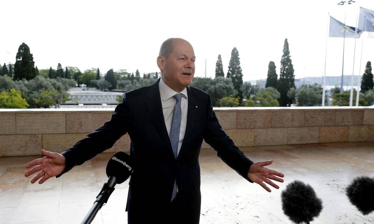 FT: Πώς ο άτολμος καγκελάριος Σολτς ύψωσε φωνή, τα έβαλε με τους αντάρτες και «έριξε» τον συνασπισμό