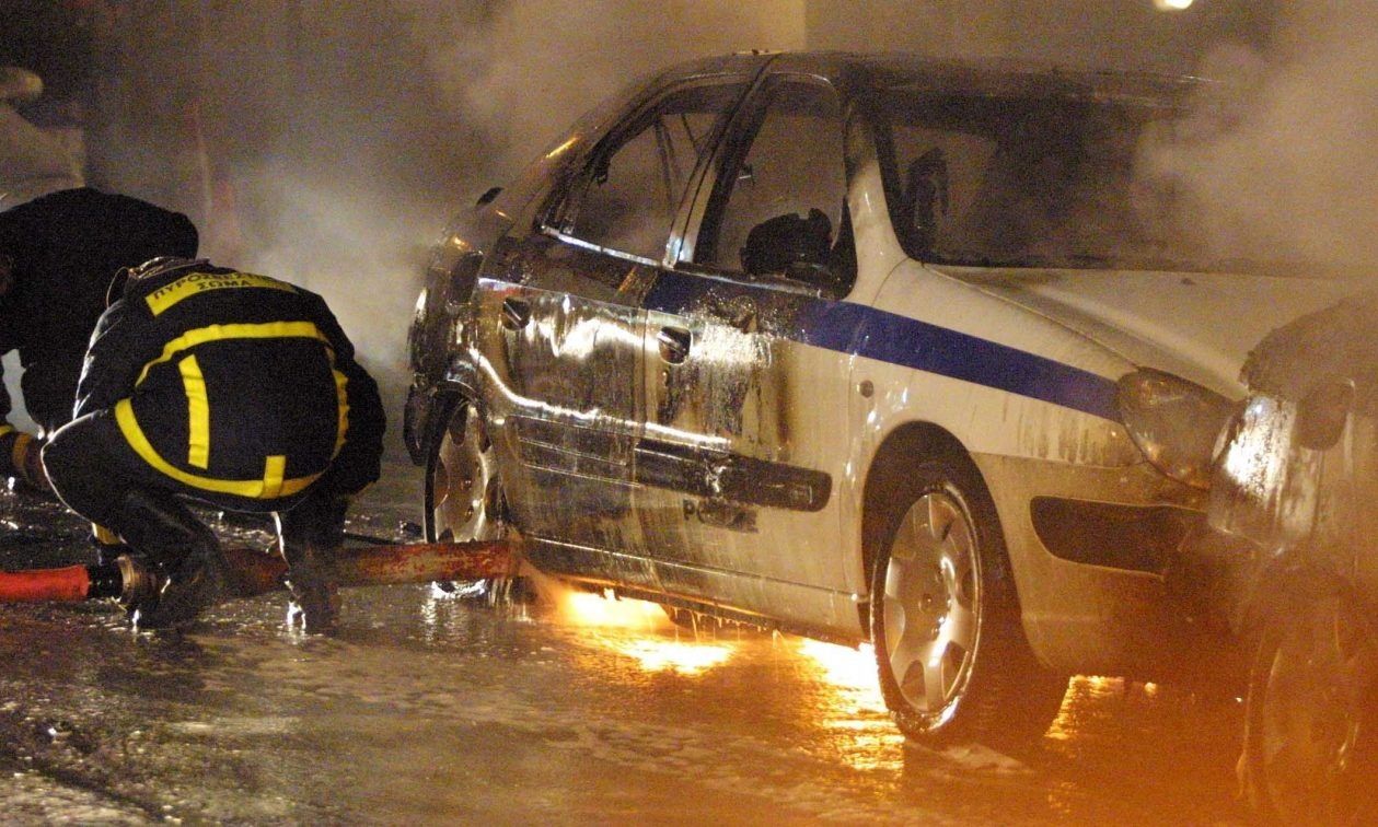 Μεσολόγγι: Συνελήφθη 17χρονος και οι γονείς του για τον εμπρησμό περιπολικού