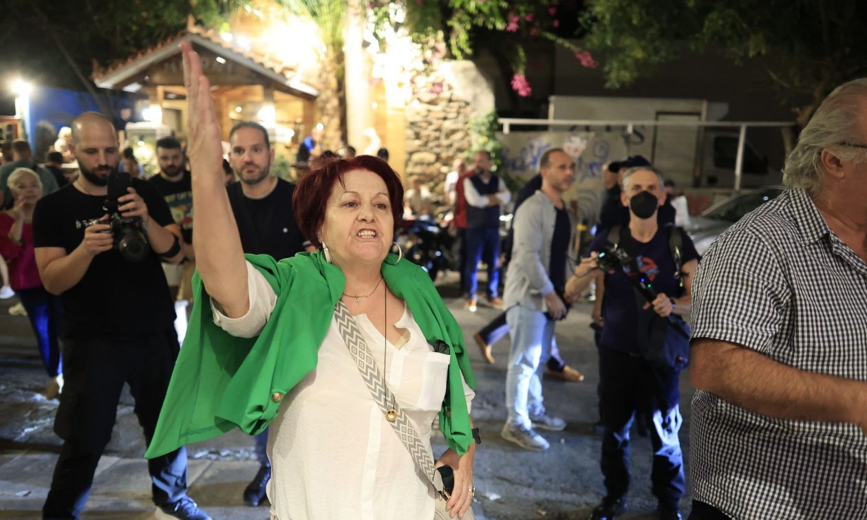 Στήνεται σκηνικό έντασης έξω από το συνέδριο του ΣΥΡΙΖΑ – Μαζεύονται οι Κασσελίστας