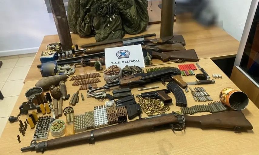 Κρήτη: Βρέθηκε «οπλοστάσιο» σε σπίτι 70χρονου στο Ηράκλειο – Είχε μέχρι και αλεξίπτωτο