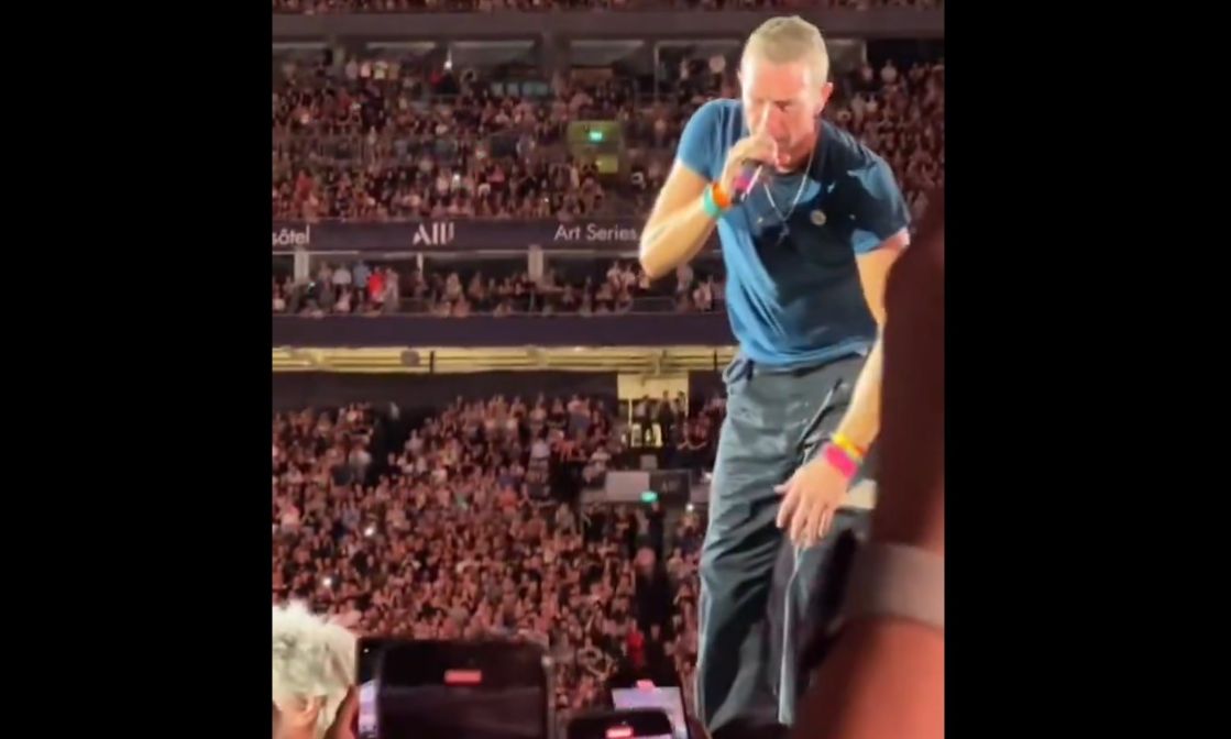 Coldplay: Ο Κρις Μάρτιν «έσωσε» ένα μικρό αγόρι κατά την διάρκεια συναυλίας – Δείτε βίντεο