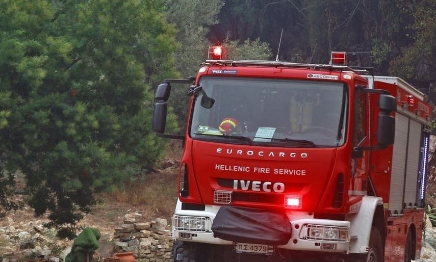 Πυρκαγιά στο Καπανδρίτι – Σηκώθηκε και ελικόπτερο