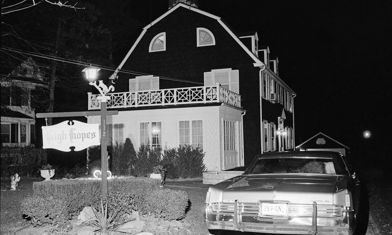 «Amityville Horror» 50 χρόνια μετά – Μέσα στο  «πιο στοιχειωμένο σπίτι στον κόσμο»