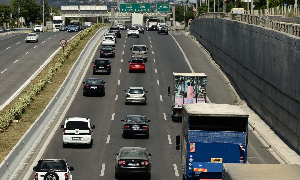 Κίνηση: Σημαντικές καθυστερήσεις στο Λεκανοπέδιο – Πού έχει «κολλήσει» η κυκλοφορία