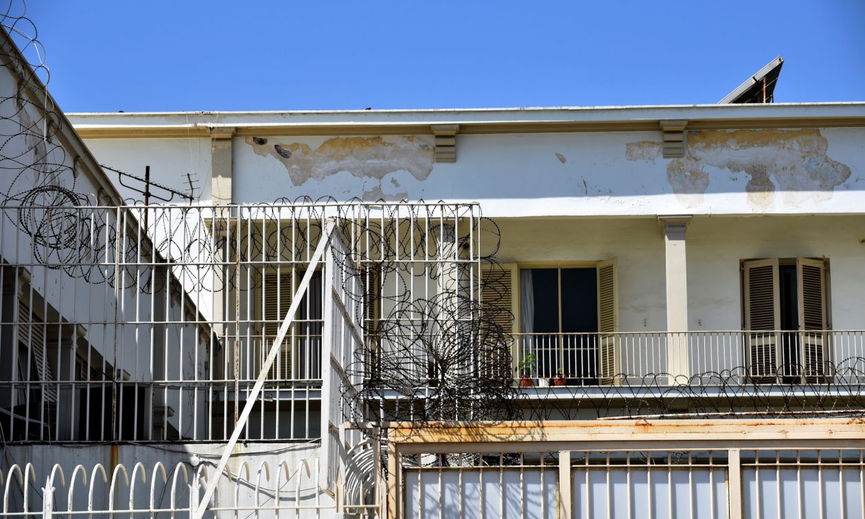 Άγνωστοι πέταξαν μπαλάκια του τένις με ναρκωτικά στο προαύλιο των φυλακών Κορυδαλλού