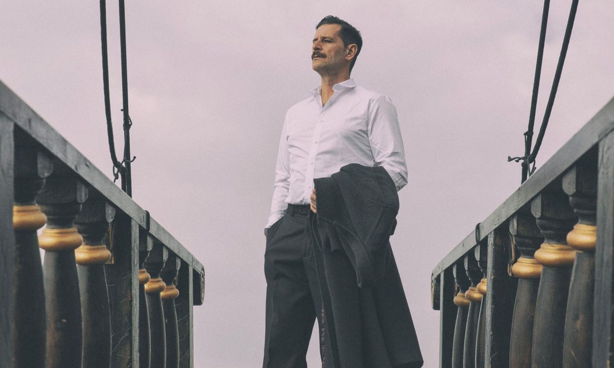 MANOLIS: Η ζωή του Μανώλη Χιώτη γίνεται παράσταση στο ΚΘΒΕ