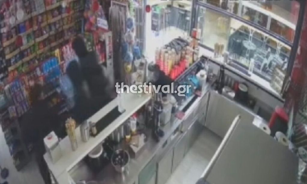 Θεσσαλονίκη: Κουκουλοφόροι «μπούκαραν» σε ψιλικατζίδικο με μαχαίρια και «σήκωσαν» το ταμείο