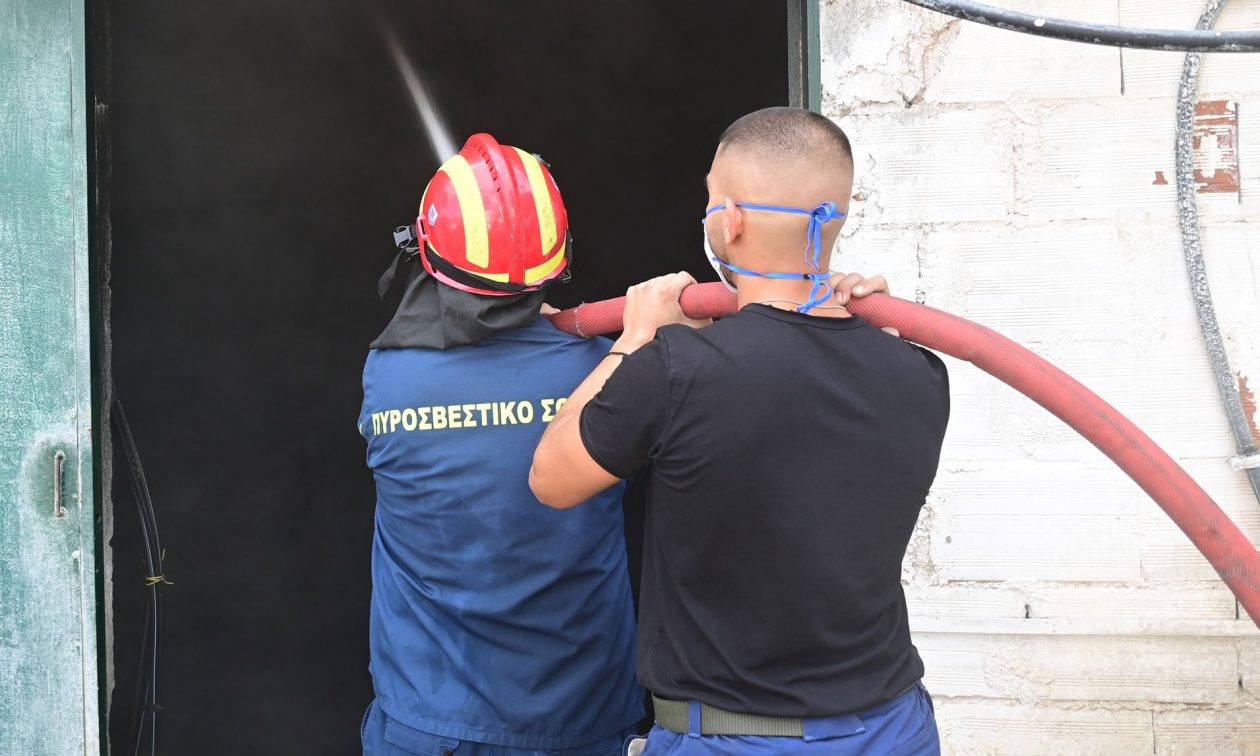 Φωτιά σε κατάστημα στις Αχαρνές – Άμεση κινητοποίηση της Πυροσβεστικής