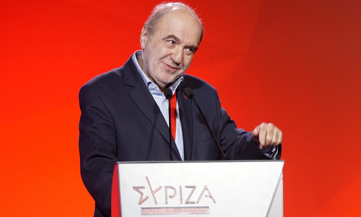 ΣΥΡΙΖΑ: O Τρύφων Αλεξιάδης αφιέρωσε στον Στέφανο Κασσελάκη το τραγούδι «Απαλλάχτηκα από σένα»