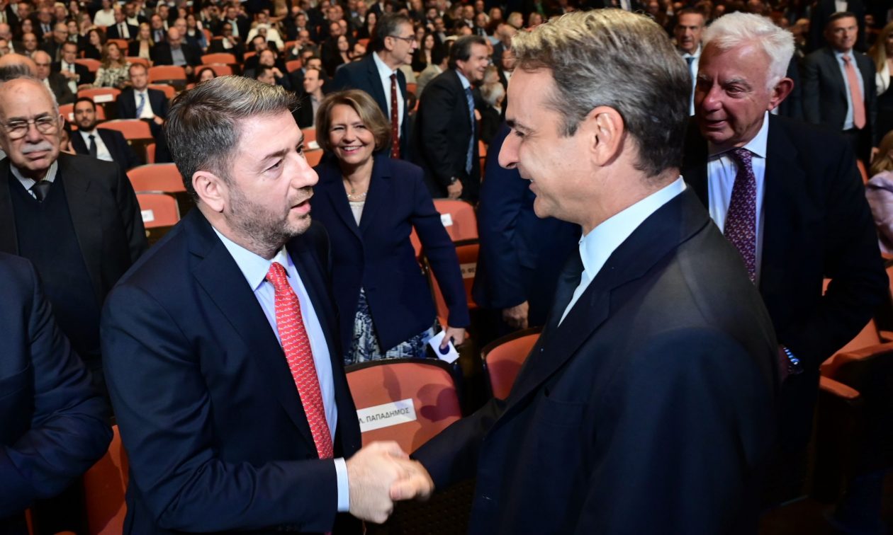 Γιατί ο Κυριάκος Μητσοτάκης επιλέγει την τακτική «μαστίγιο και καρότο» για το ΠΑΣΟΚ