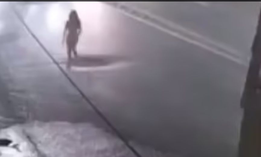 Μεξικό: Γυμνή γυναίκα περπατά στη μέση του δρόμου πριν τη χτυπήσει αυτοκίνητο – Σκληρές εικόνες
