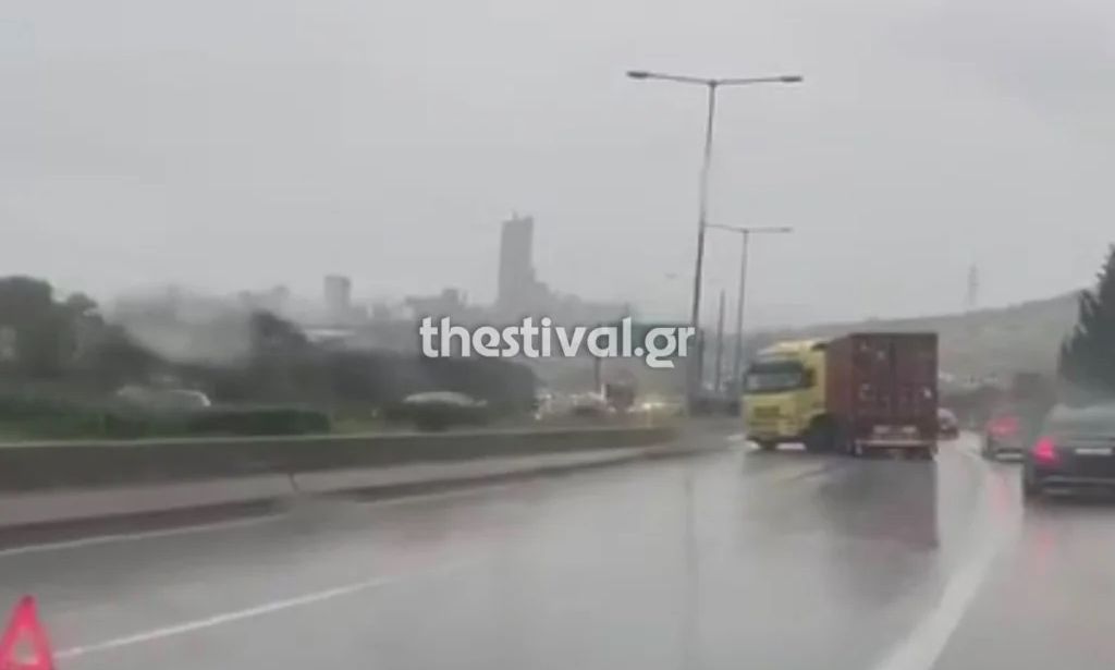 Θεσσαλονίκη: Νταλίκα «δίπλωσε» έξω από τη Σίνδο – Μποτιλιάρισμα και εκτροπές στην κυκλοφορία