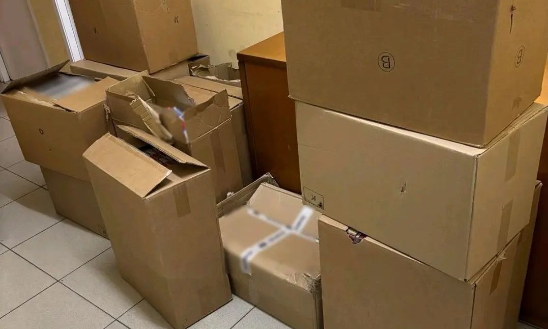 Νίκαια: Έκρυβαν χιλιάδες λαθραία τσιγάρα στην αυλή του σπιτιού – Συνελήφθησαν δύο Πακιστανοί