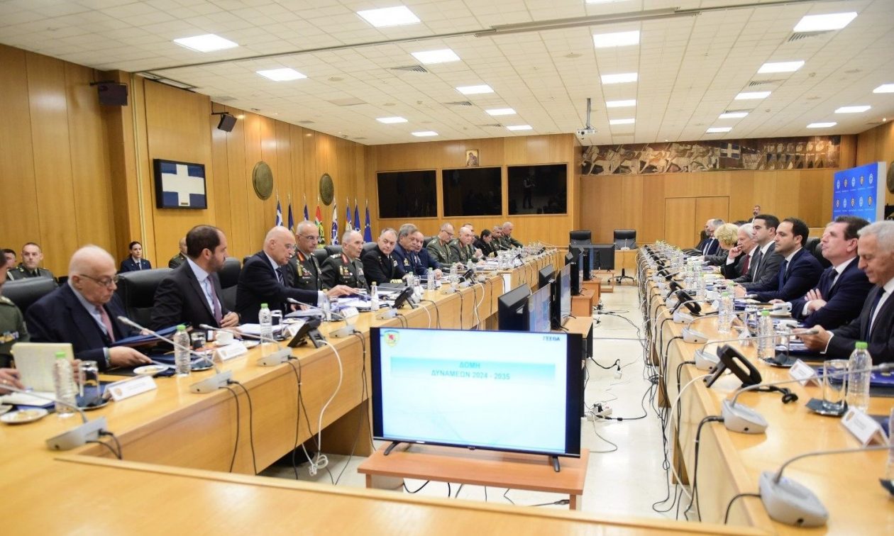 Ο Δένδιας ενημέρωσε τα κόμματα για τη Νέα Δομή των Ενόπλων Δυνάμεων