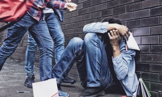 Αμαλιάδα: Εξωσχολικοί επιτέθηκαν σε μαθητή του σχολείου – Τον έστειλαν στο Νοσοκομείο