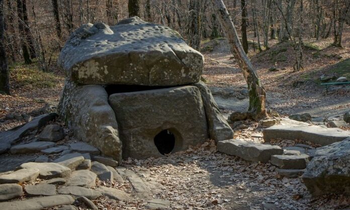 1601987-58fbcae2-arxaiologiki-plaka.jpg