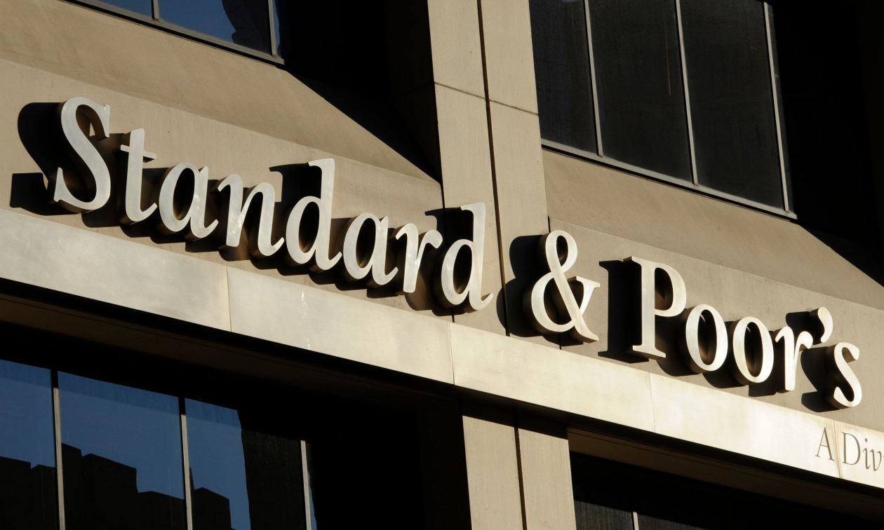 S&P: Οι ελληνικές τράπεζες αποκτούν μεγαλύτερη ανθεκτικότητα – Αύξηση του ΑΕΠ κατά 2,4% έως το 2027