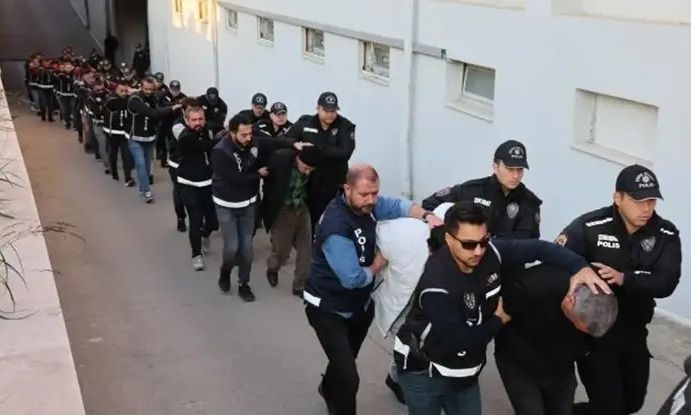 Άδανα: Μεγάλο «χτύπημα» στην τουρκική μαφία με ελληνική «σφραγίδα» – 207 συλλήψεις για 83 εγκλήματα