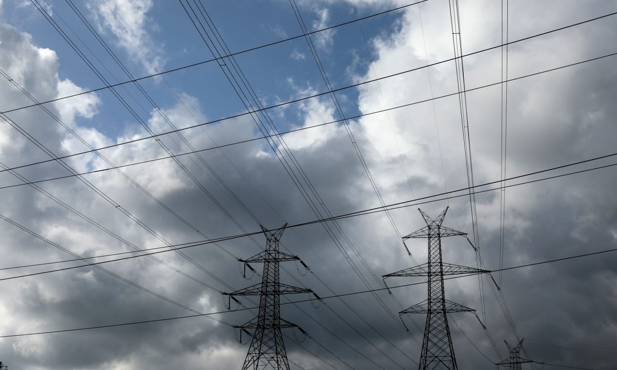 Κόκκινος συναγερμός στην κυβέρνηση για τις αυξήσεις του ρεύματος