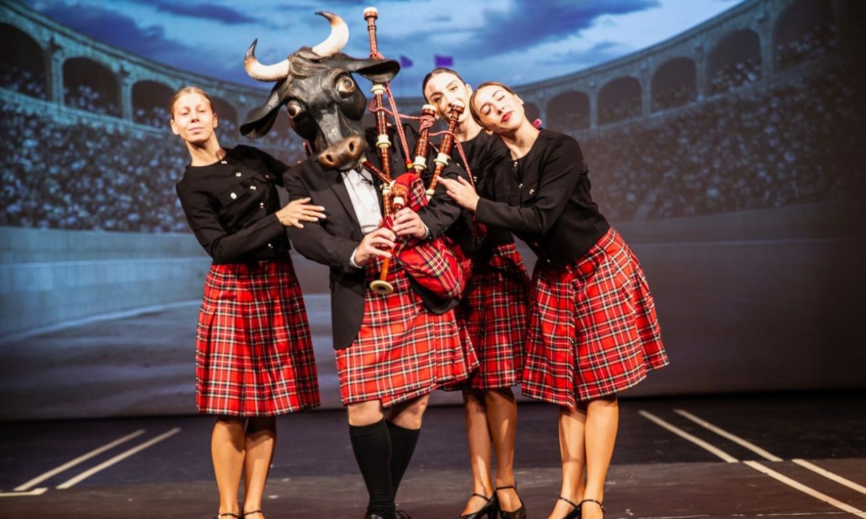 Δημοτικό Θέατρο Πειραιά: Πρεμιέρα για τον «Ταύρο που έπαιζε πίπιζα» του Ευγένιου Τριβιζά